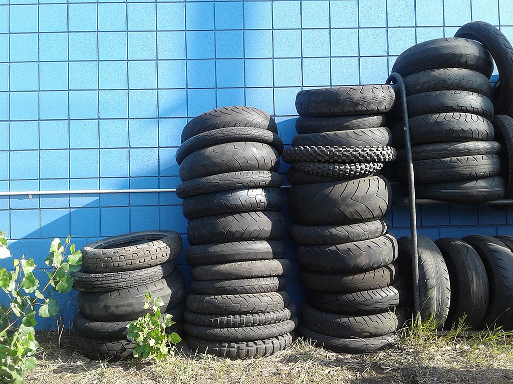 Old tires, stacked - how to make a low-cost ottoman with a recycled tire