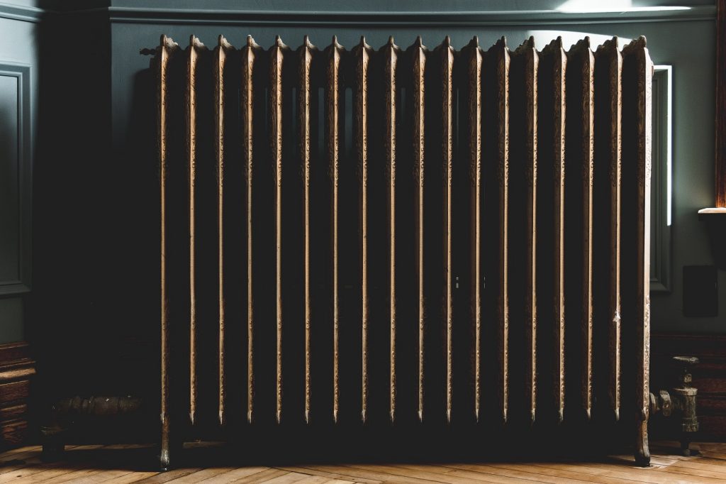 Radiator in home - the 10 best ways to reduce your heating costs in 2019