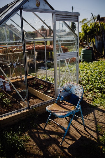 Glass greenhouse - how to build a simple greenhouse with recycled materials