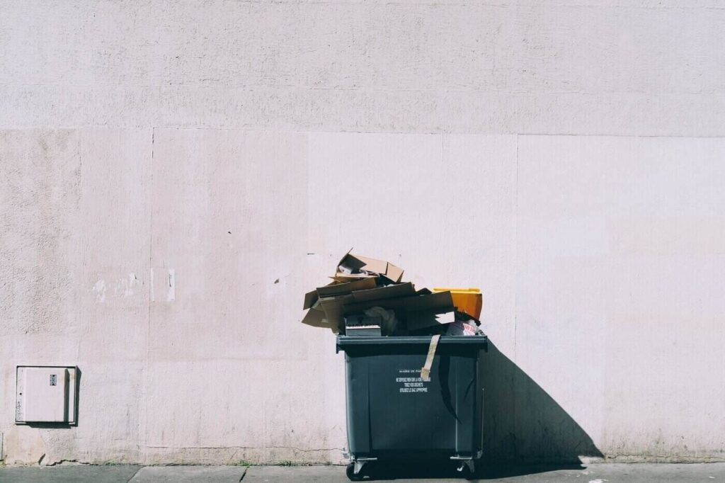 Dumpster with cardboard - how to apply zero waste in construction
