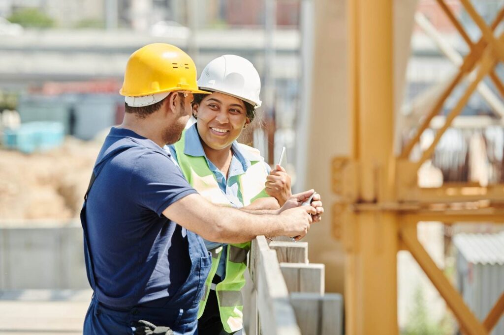 Two construction workers - benefits of a circular economy for green builders