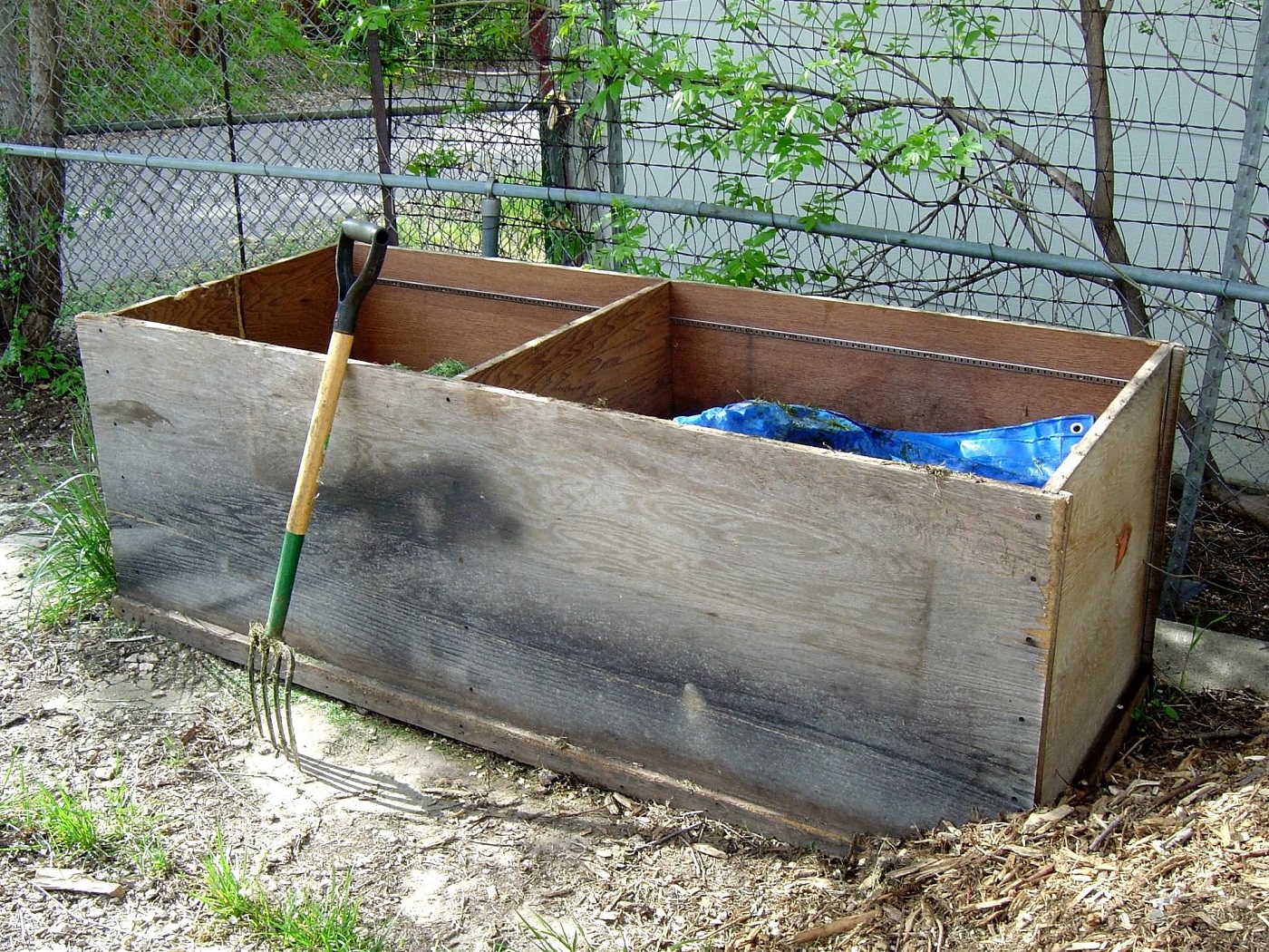 Double-sided compost bin. Photo from pixnio.