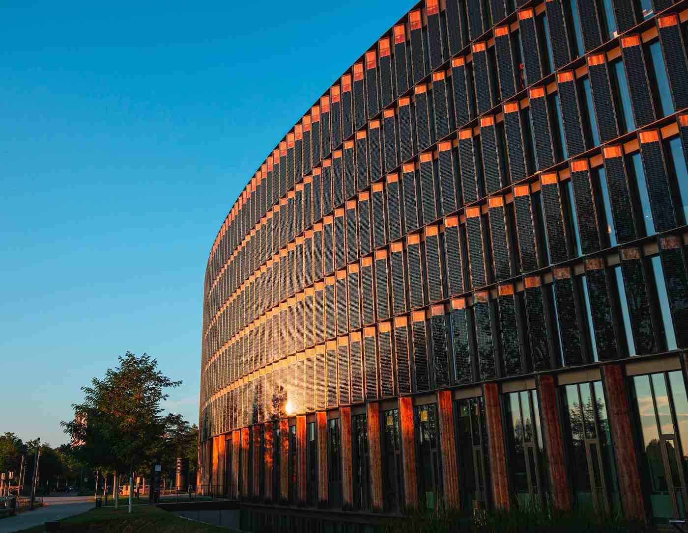 Curved building with solar panels on walls - types of solar panels (source: marco pregnolato)